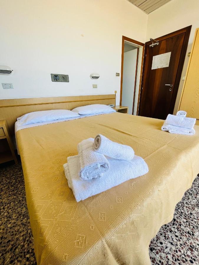 Hotel Columbia Frontemare Rimini Exterior photo