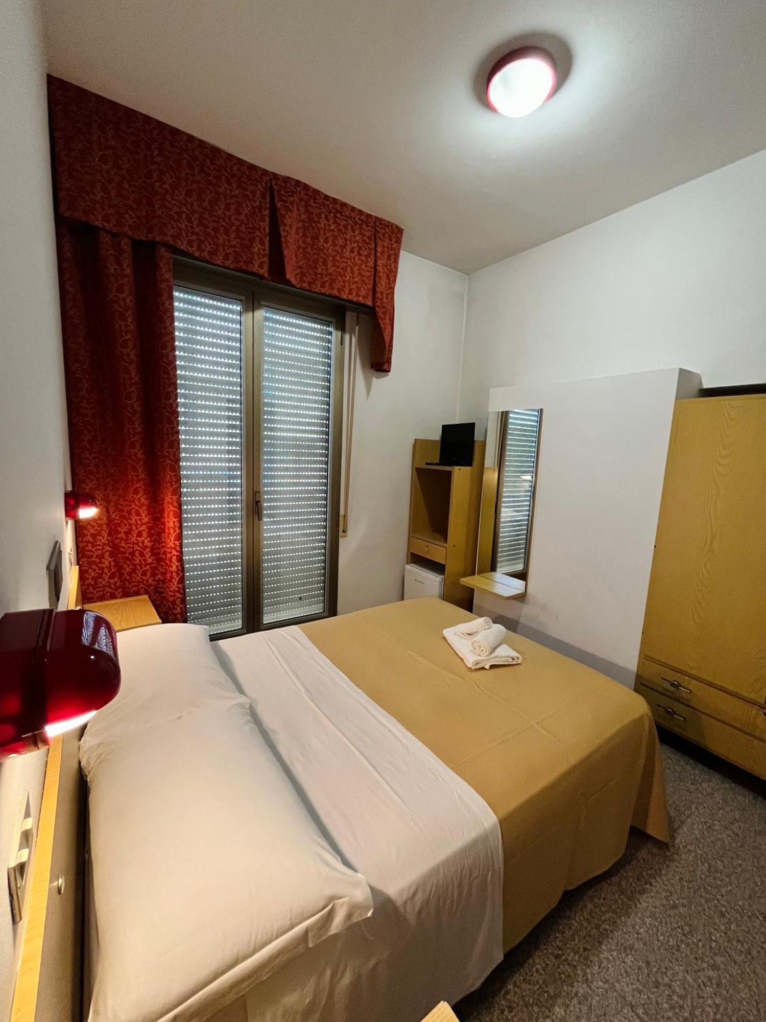 Hotel Columbia Frontemare Rimini Exterior photo
